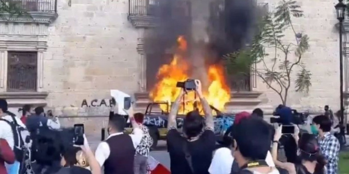 Muerte de albañil a manos de policías desata disturbios en Jalisco