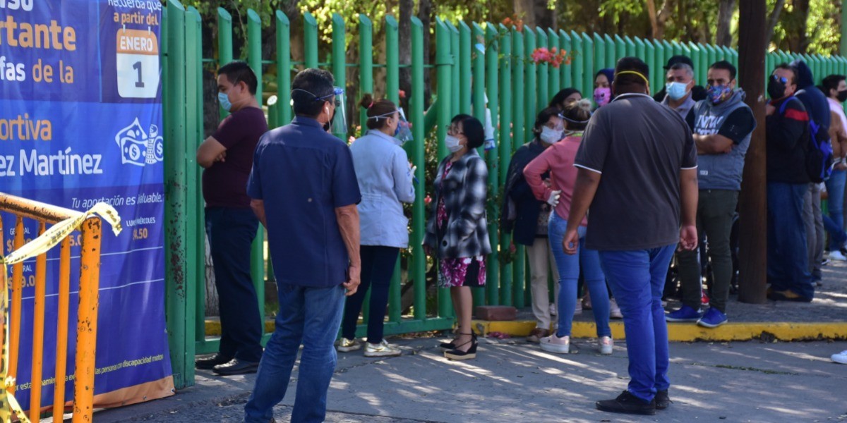 Madrugan por pruebas covid-19, hacen filas por más de seis horas