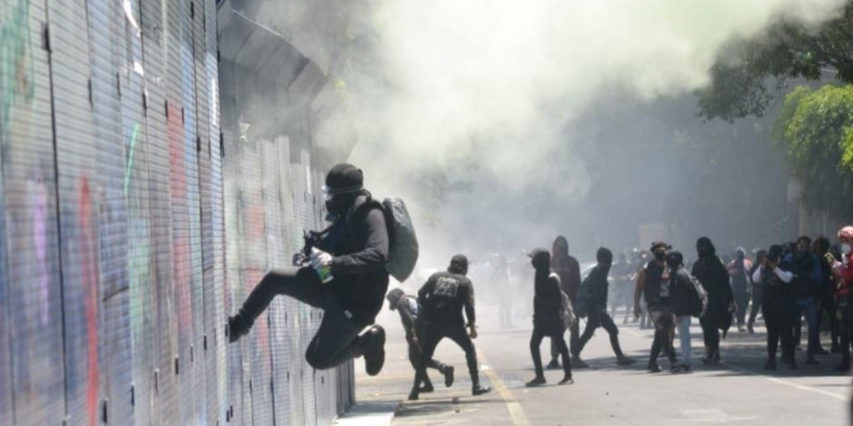 Encapuchados vandalizan en la CDMX por asesinatos de Floyd y Giovanni