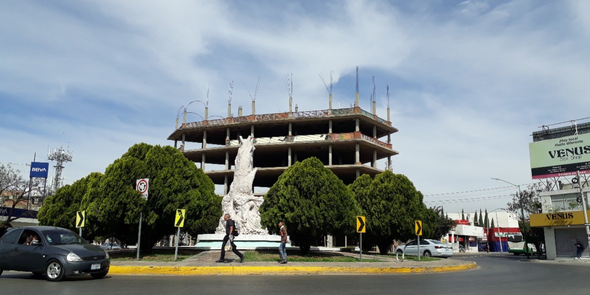 Leyenda se convierte en polvo: derriban edificio frente al Monumento a La Madre