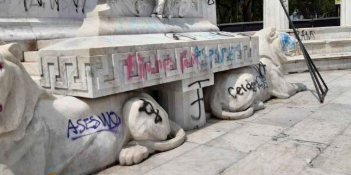 Anarquistas saquean comercios y dañan Hemiciclo a Juárez