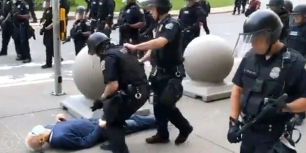 Caída de un hombre empujado por policías, un montaje: Trump