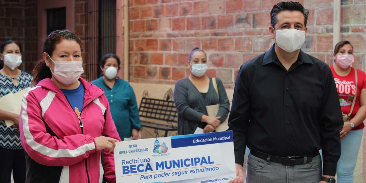 Entregan becas a estudiantes de Purísima del Rincón