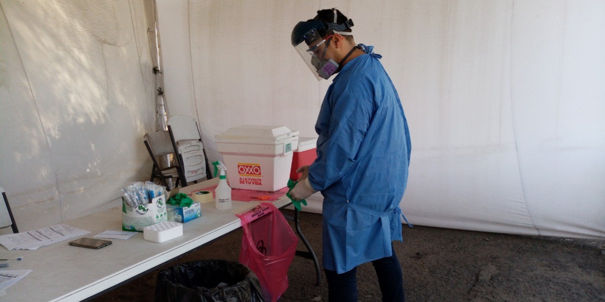 Batallan personas con síntomas por prueba covid-19