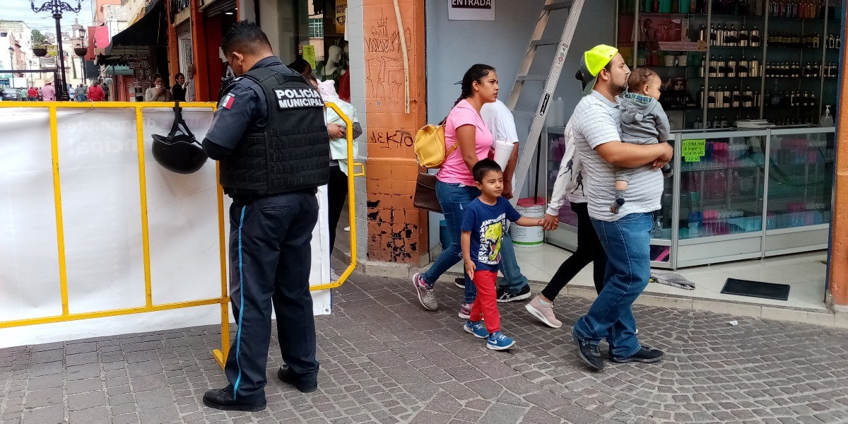 Leoneses bajan la guardia y salen sin cubrebocas