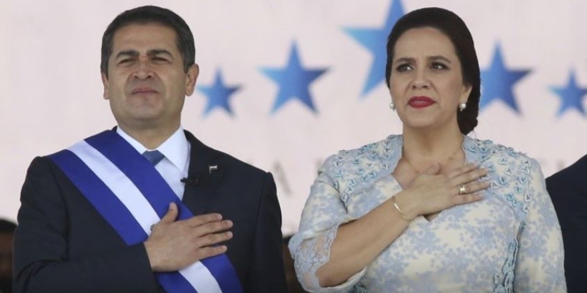 Hospitalizan al presidente de Honduras con COVID-19