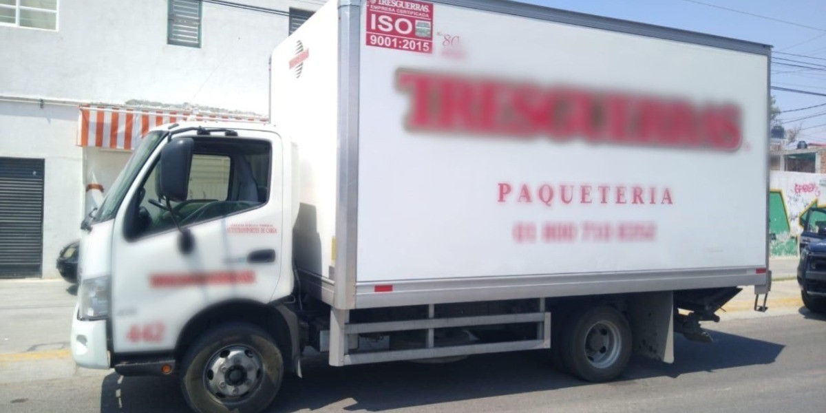 Policías liberan a dos personas y recuperan tráiler