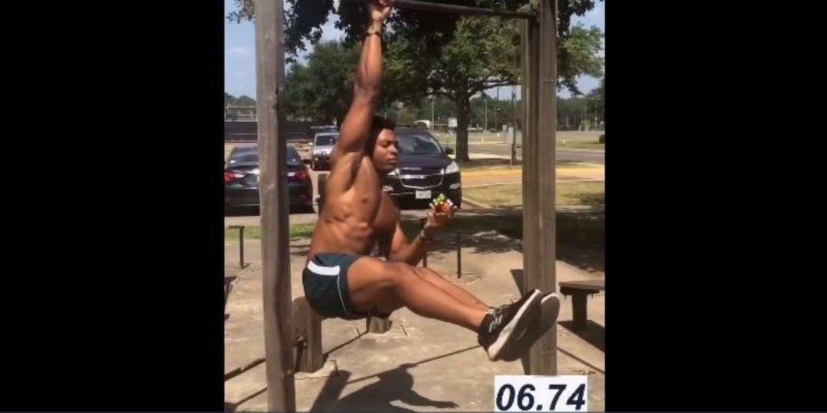 Resuelve cubo de rubik mientras hace ejercicio