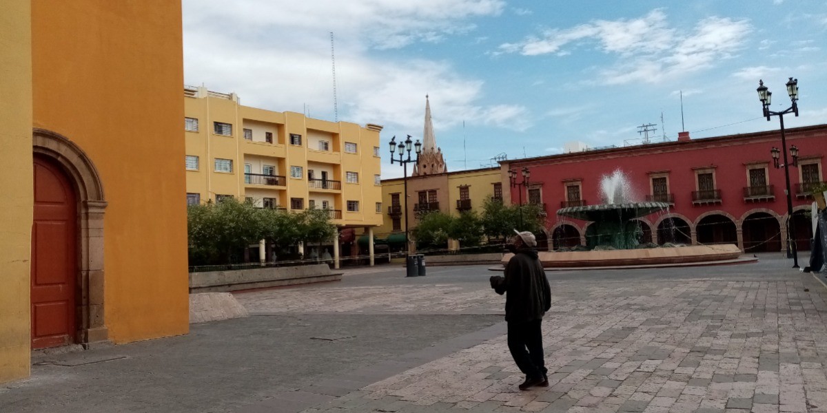 Insisten locatarios en retiro de vallas metálicas