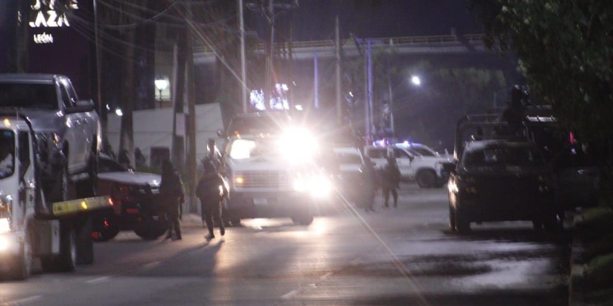 Detienen a dos en retén en Zona Dorada; una de las camionetas estaba blindada