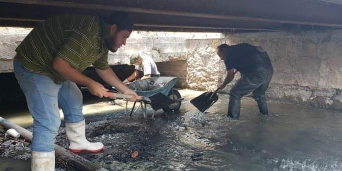 Limpian puente del arroyo Tres Marías