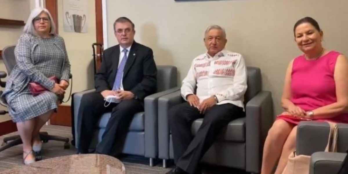 AMLO aterriza en la Ciudad de México procedente de EE. UU.