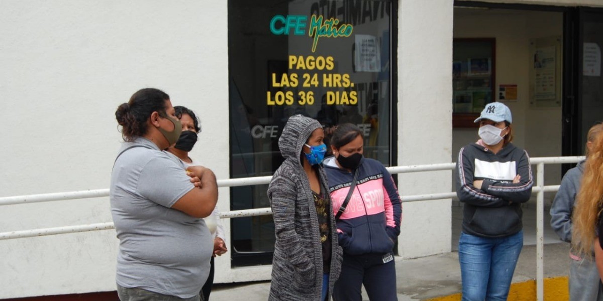 Se manifiestan vecinos de Valle de Las Flores en CFE por falta de energía eléctrica