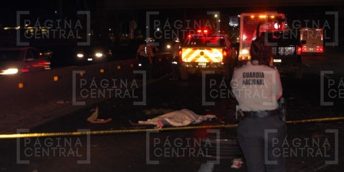 Muere arrollado mientras abanderaba camioneta ponchada