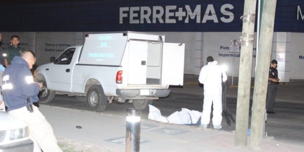 Muere motociclista al chocar con semáforo en La Piscina