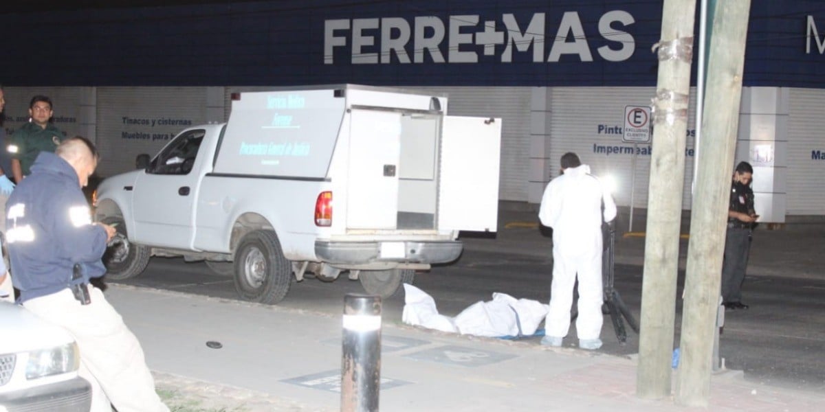 Muere motociclista al chocar con semáforo en La Piscina