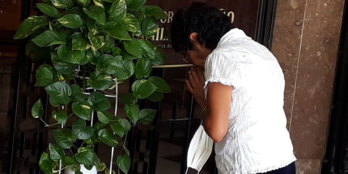 Acuden a rezar a templos... sin medidas sanitarias