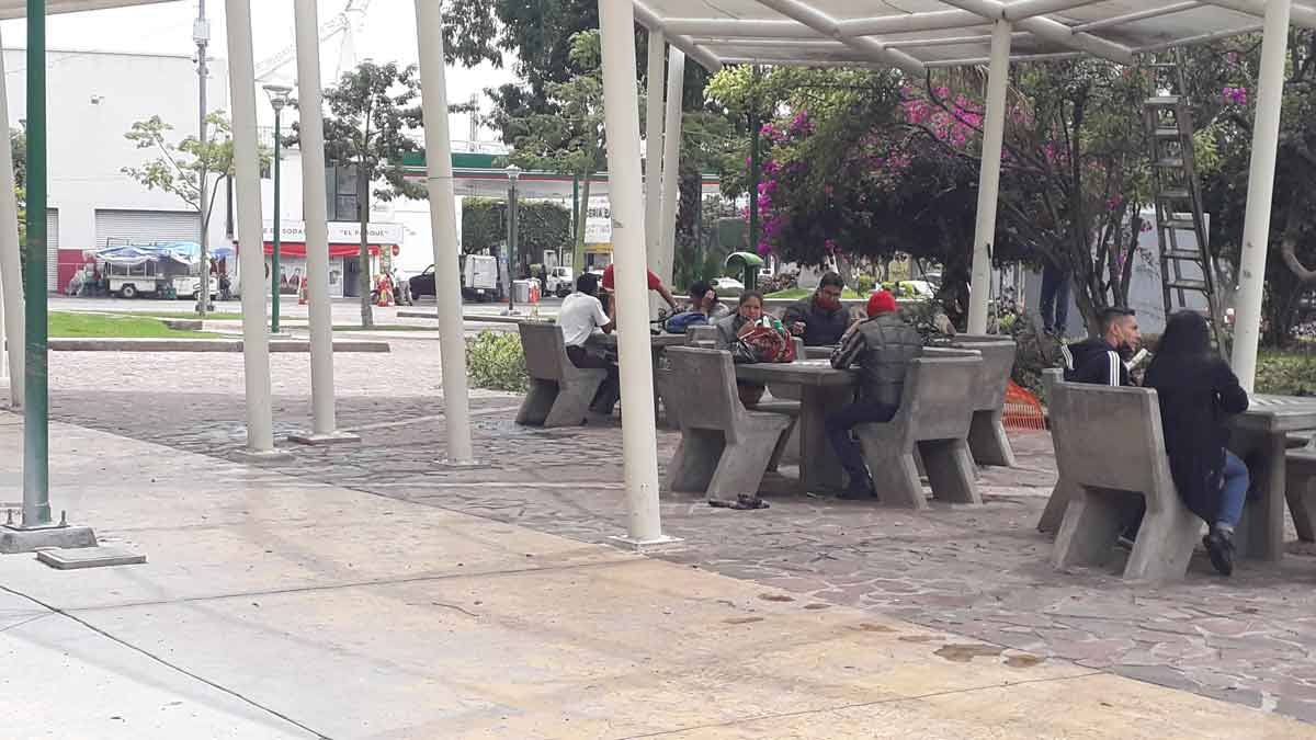 Familias pasean en parques; olvidan protegerse del coronavirus