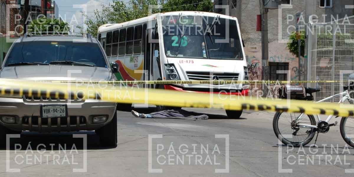 Urbano atropella y mata a motociclista en El Coecillo