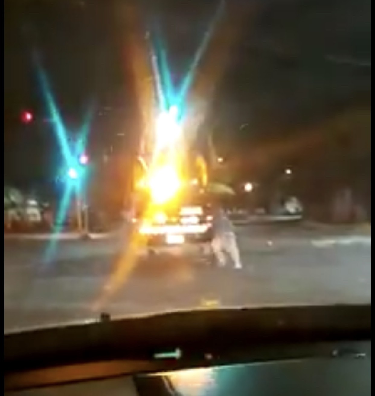 Captan a patrulla con detenido colgando de la caja; policía fue sancionado