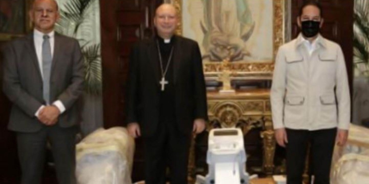 Llega a México equipo médico donado por Papa