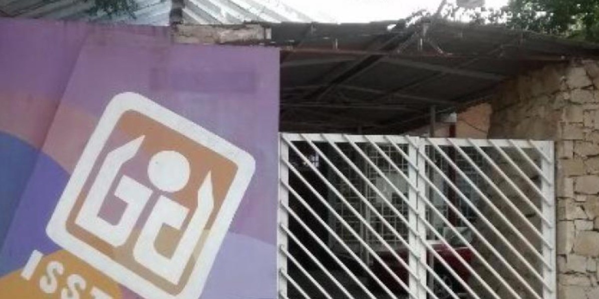 Detienen a doctor por muerte de político por COVID-19; lo defienden colegas