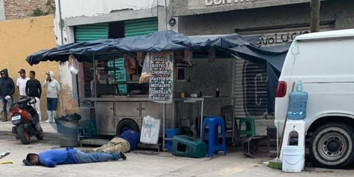 Asesinan a tres hombres en puesto de tacos