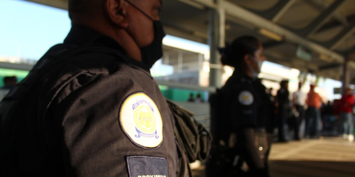 Caen 211 a barandilla por no usar cubrebocas en León