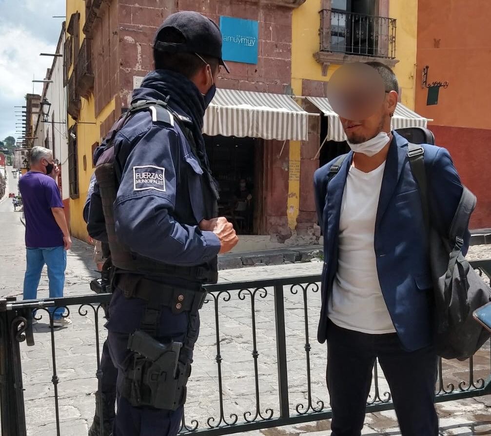 Arrestan a otro turista por negarse a usar cubrebocas en San Miguel de Allende