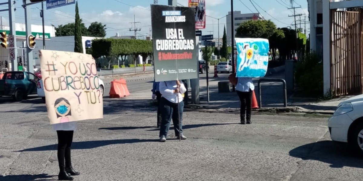 Regalan cubrebocas en Parque Hidalgo