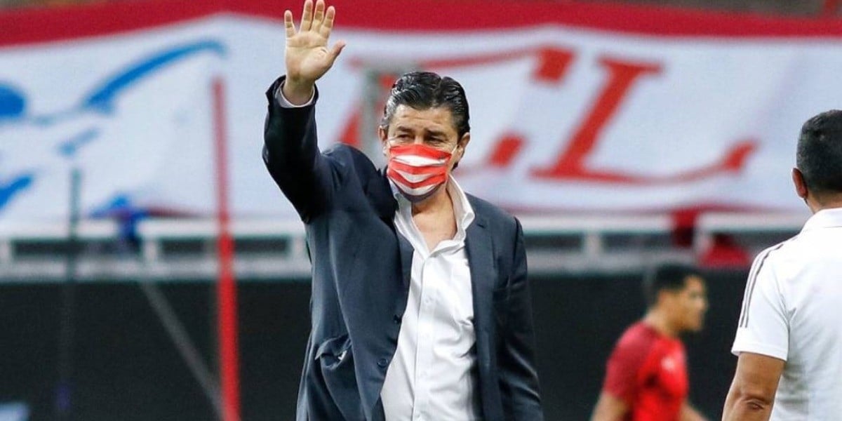 Despiden a Luis Fernando Tena de las Chivas