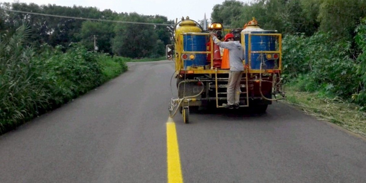 Renueva Sicom 2 mil 600 kilómetros de señalamientos carreteros