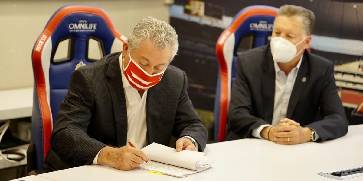 ‘Vuce’ es oficializado con Chivas