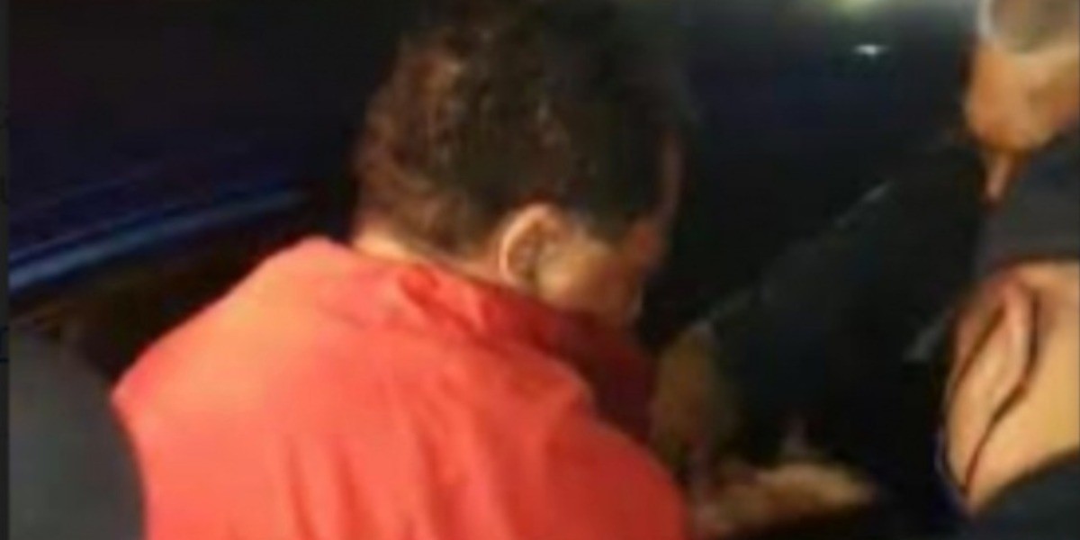 Exgobernador de Tabasco choca y vecinos destrozan su auto