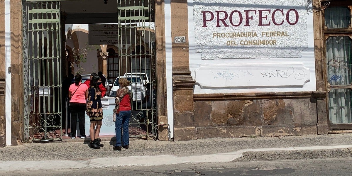 Acusan a escuelas privadas de negarse a devolver inscripciones