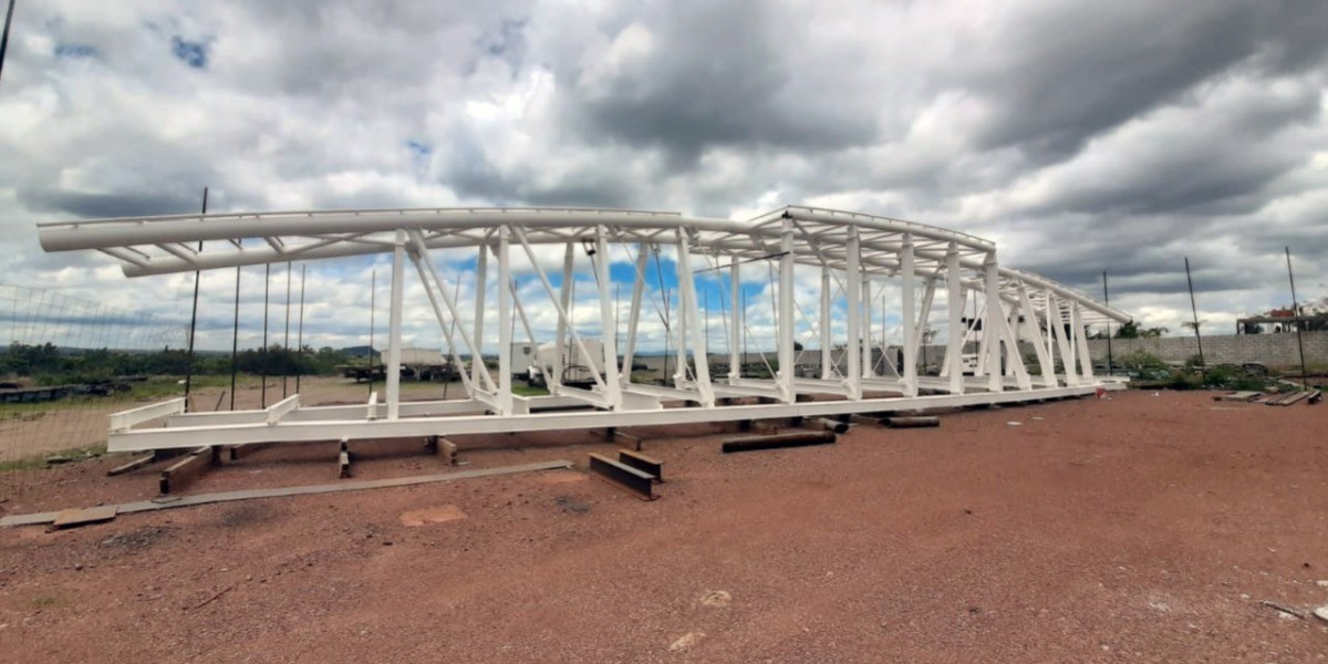 Anuncian cierre de vialidades en la capital por trabajos en puente peatonal UDL