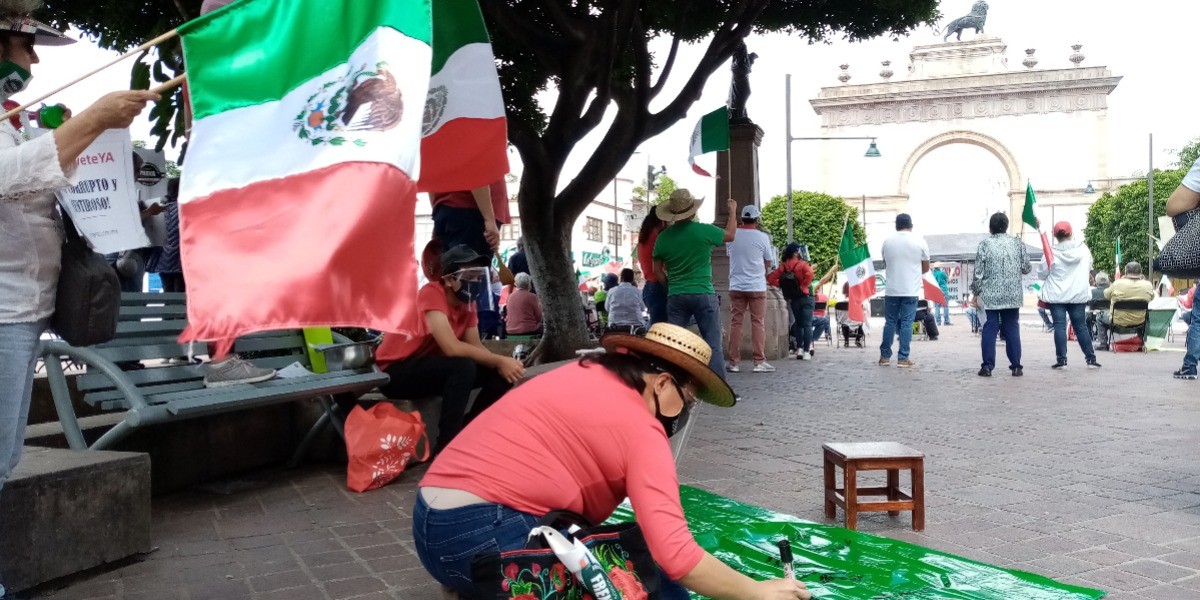 Insisten leoneses en destituir a AMLO