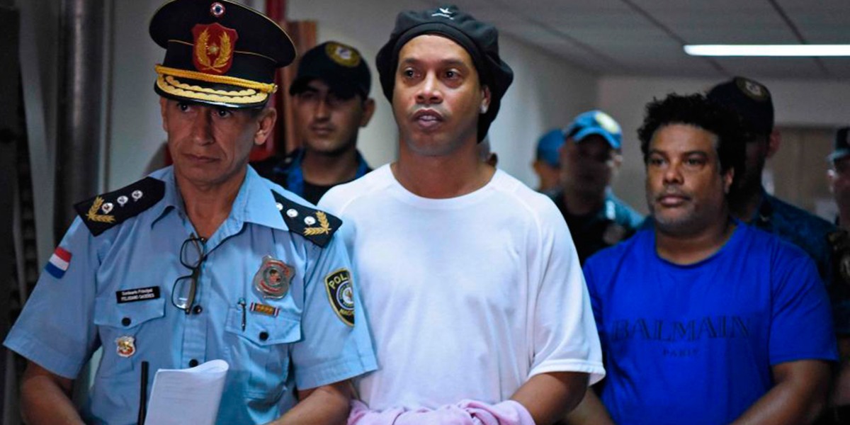 Ronaldinho sale de prisión en Paraguay