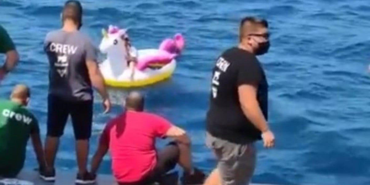 Rescatan a niña que se fue mar adentro sobre un unicornio inflable