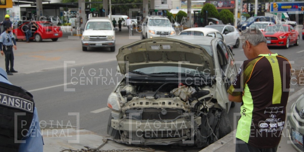 Se registra semivolcadura en pleno Mariano Escobedo