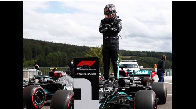 Hamilton dedica ‘pole’ a Chadwick Boseman; ‘Wakanda forever’, su mensaje