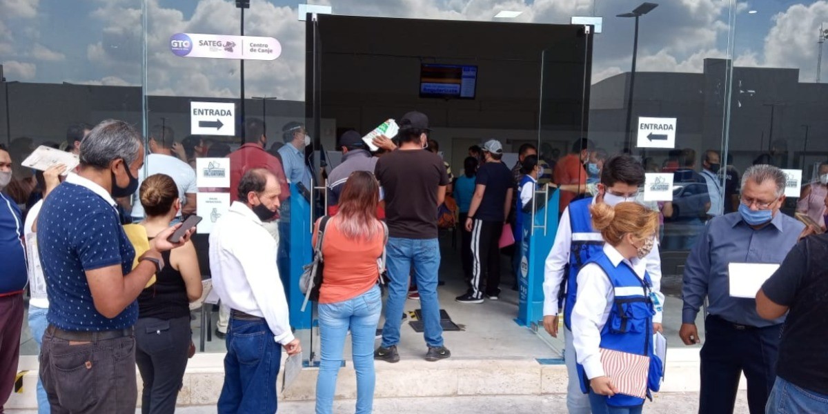 Caos en canje de placas en pandemia: aglomeraciones, sistema caído y omisión de medidas sanitarias