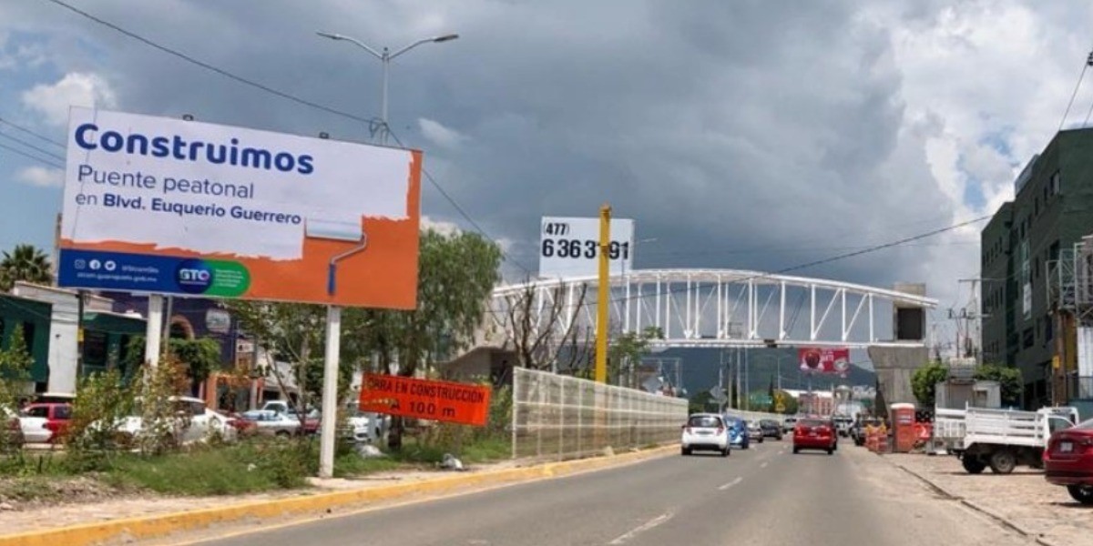 Prometen concluir en septiembre el Puente Peatonal UDL en la capital