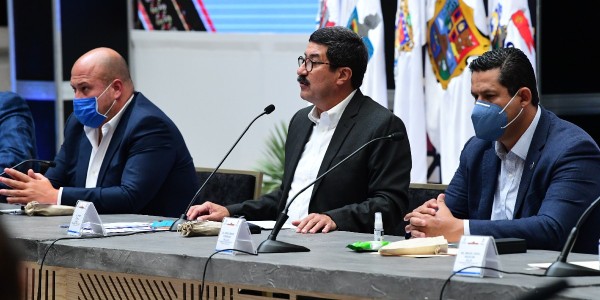 Diego Sinhue y otros nueve gobernadores salen de la Conago