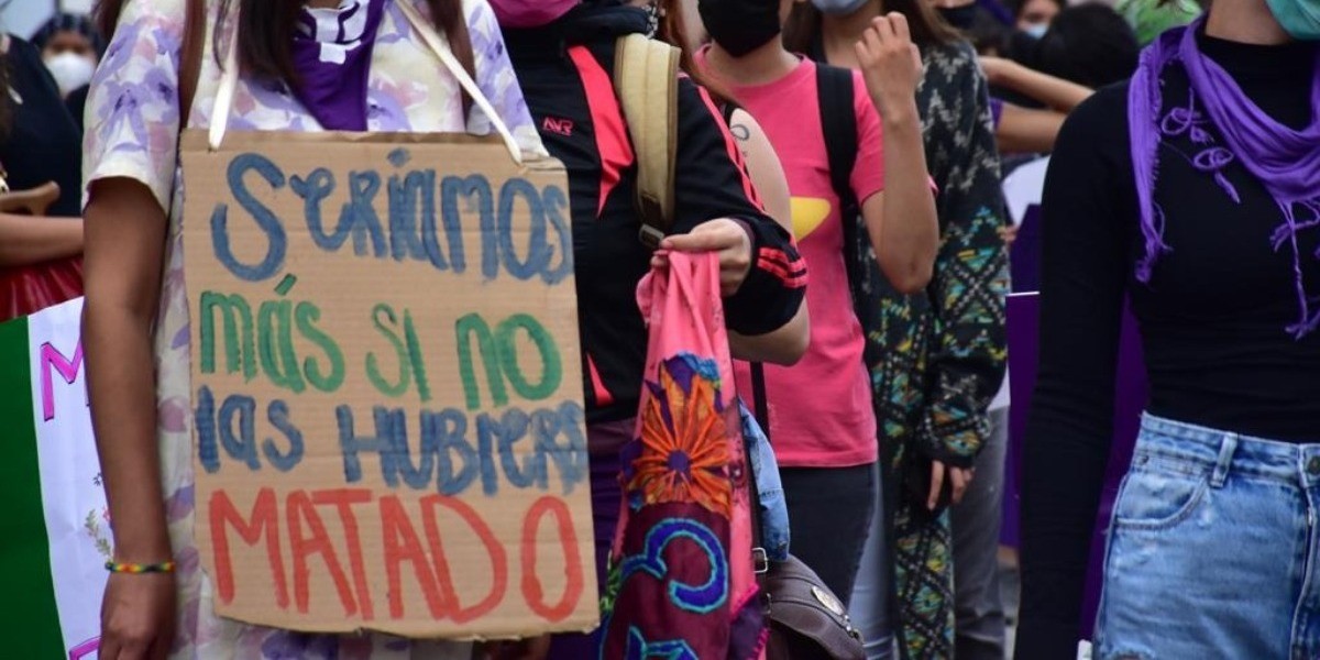 Feministas protestan de forma pacífica en el Arco de la Calzada
