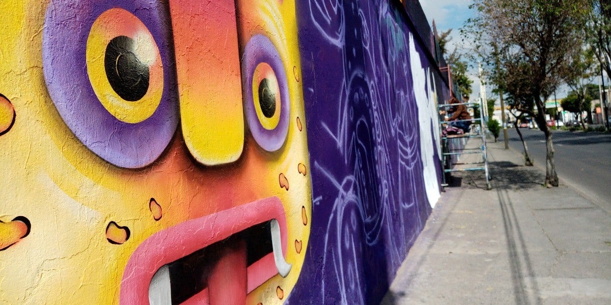 Renuevan mural de 'muertos' en el Panteón de San Nicolás