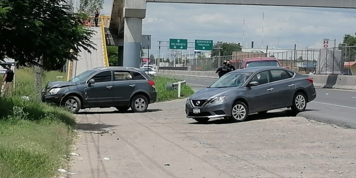 Ordenan alto a conductor de auto robado y desatan balacera