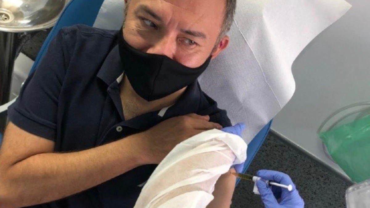 Ernesto es el primer mexicano que se vacuna contra coronavirus