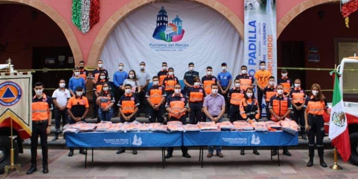 Celebran Día Nacional de Protección Civil con entrega de uniformes