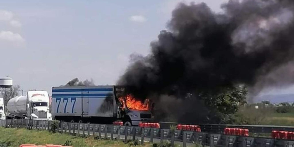 VIDEO | Incendian tráiler en la autopista Celaya - Salamanca